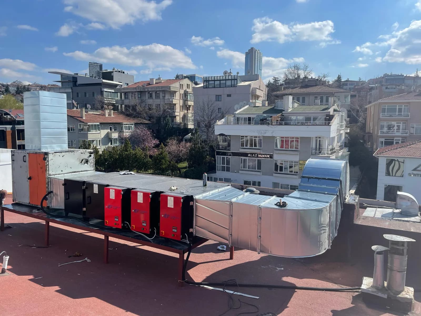 Şehir manzaralı çatıda kurulu elektrostatik filtre hattı