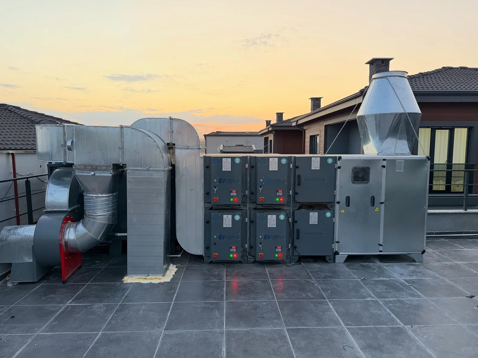 Teras çatıda altı hücreli elektrostatik filtre hattı, susturucu ve fan ünitesi