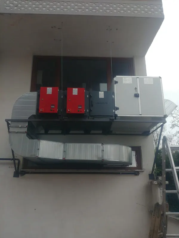 Balkon altına asılan hat: iki filtre hücresi, karbon filtre ve fan kabini