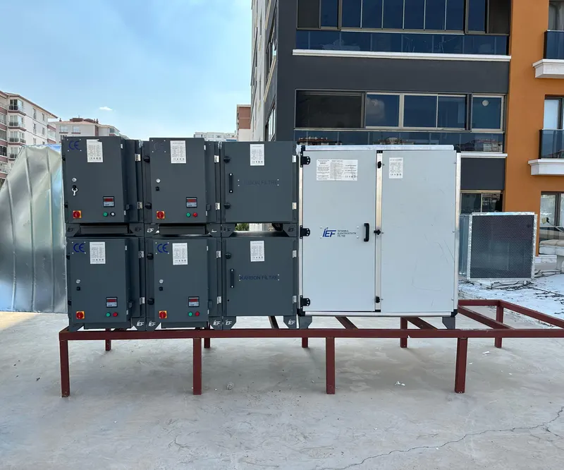 Bina önünde çelik platformda altı hücreli hat ve beyaz fan kabini