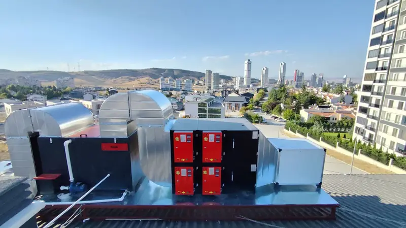 Çatı panoraması: susturucular ve filtre hattı