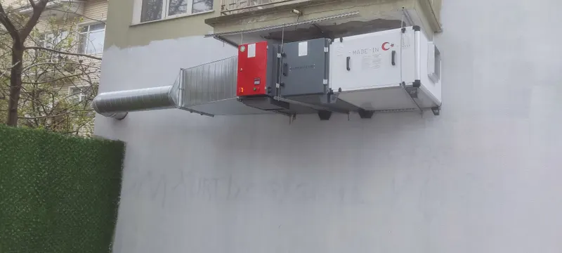 Bina cephesine asılmış filtre hattının yandan görünümü ve spiral kanal