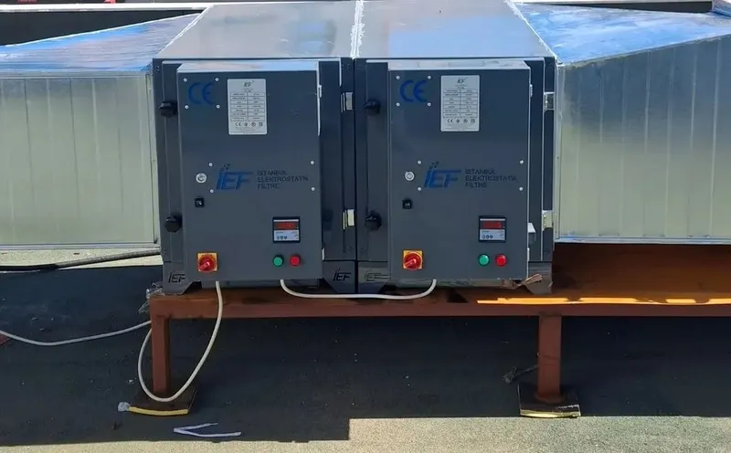 Cephe önünde çelik platformda iki filtre hücresi ve galvaniz kanal