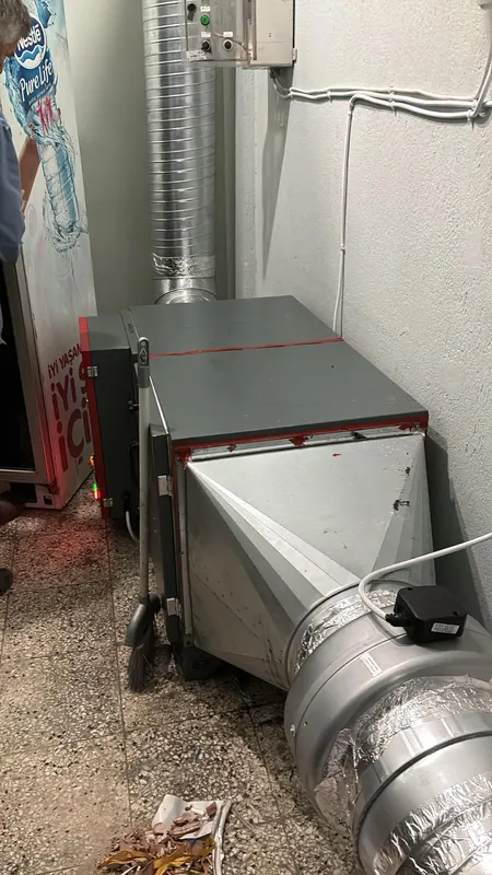 Dar koridorda filtre ünitesi, spiral ve esnek kanal bağlantısı