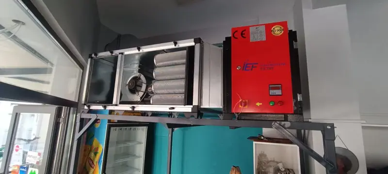Dükkân içinde tavana asılmış filtre ve fan ünitesi