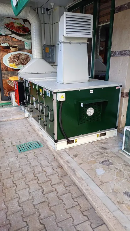 Dükkân önündeki ünitenin fan ve baca şapkası detayı