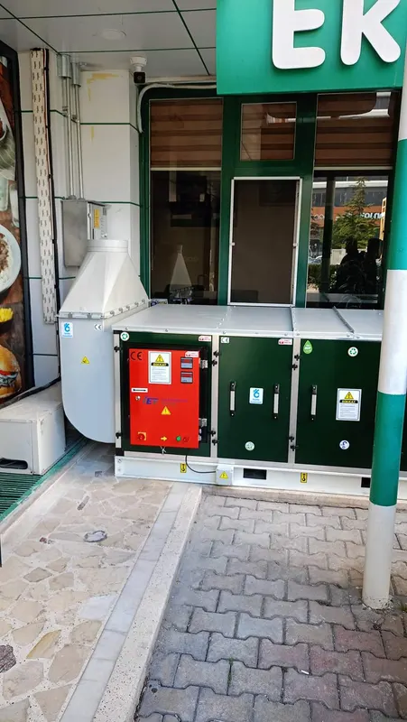 Dükkân girişine yerleştirilen kabinli filtre ünitesi