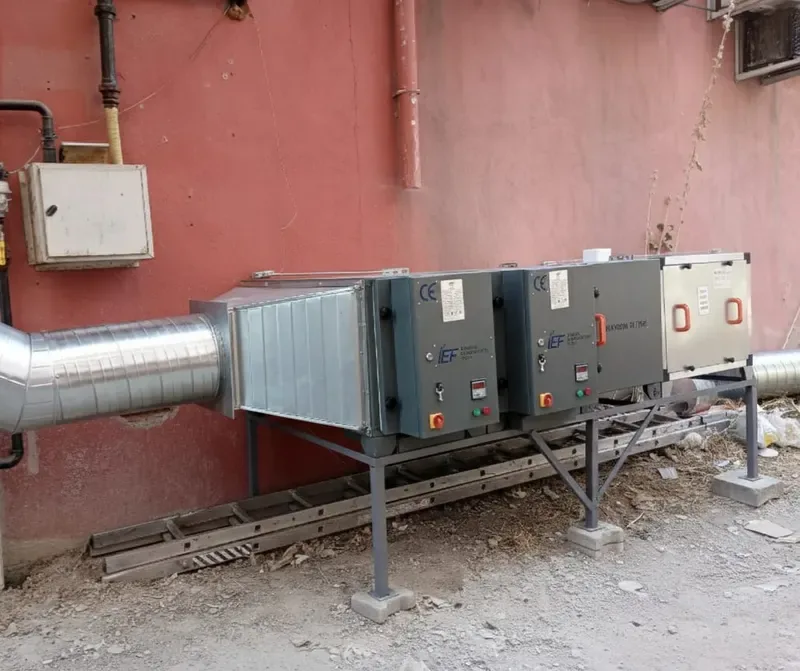 Bina duvarı boyunca iki filtre hücresi, karbon filtre ve spiral kanal bağlantısı