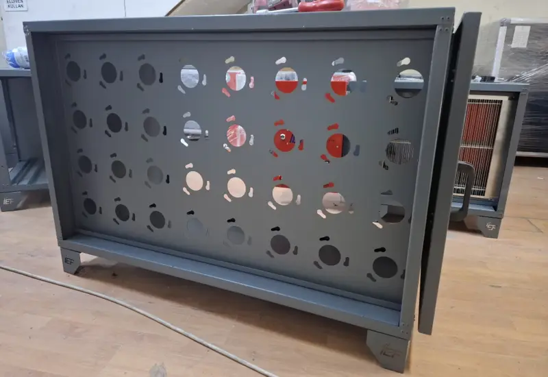 Karbon kartuş taşıyıcı plaka: her delikte kartuşun oturduğu kilit yuvaları