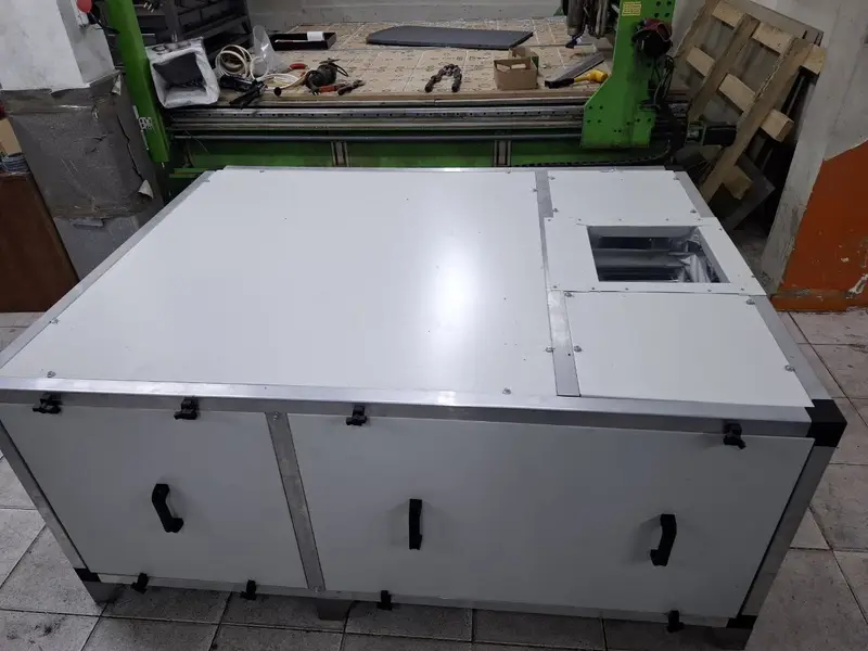 Karbon filtre kasası önden: kartuş değişimi için üç servis kapağı