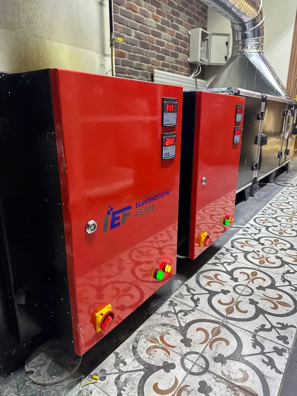 Restoran mutfağında filtre hattı ve paslanmaz kanal