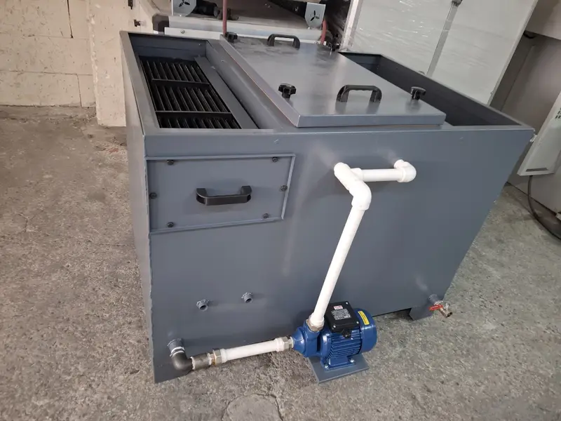 Islak scrubber üstten: servis kapağı, yanında damla tutucu lameller