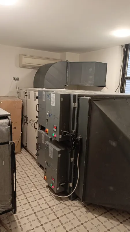 Teknik odada hava santrali, filtre hücreleri ve karbon filtre bölmesi