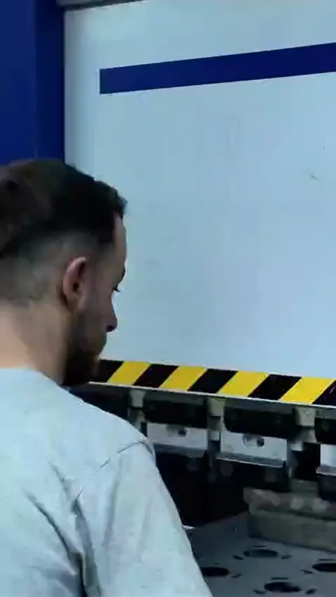 Abkant preste gövde sacının bükülmesi ve panel montajı.
