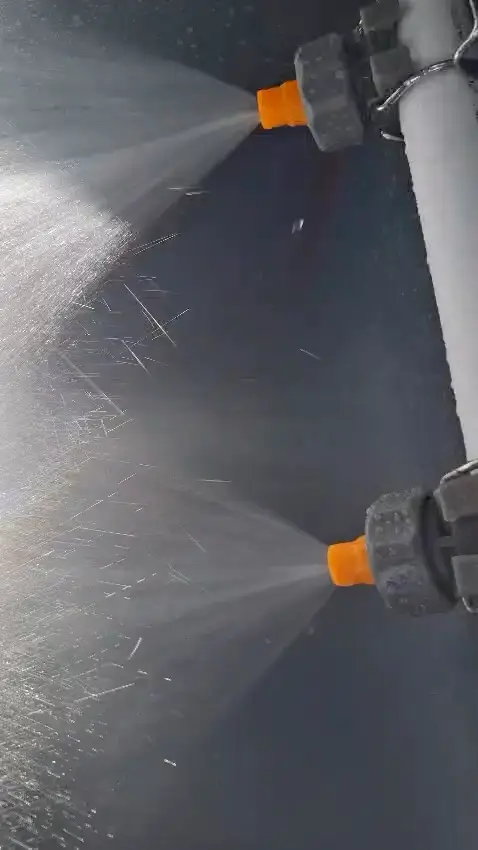 Scrubber hattındaki nozulların suyu koni biçiminde püskürtmesi, yakın çekim.